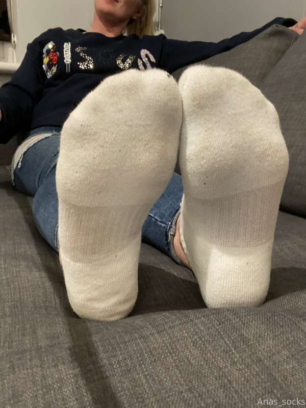 Ignoring you while you staring at my feet pathetic loser! 🤣🤣..
