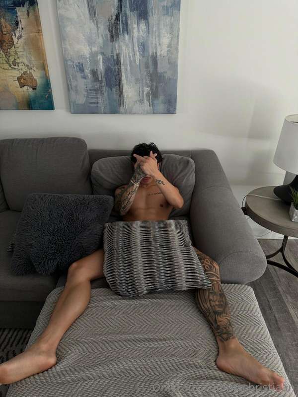 Do I look so comfy here? 😉