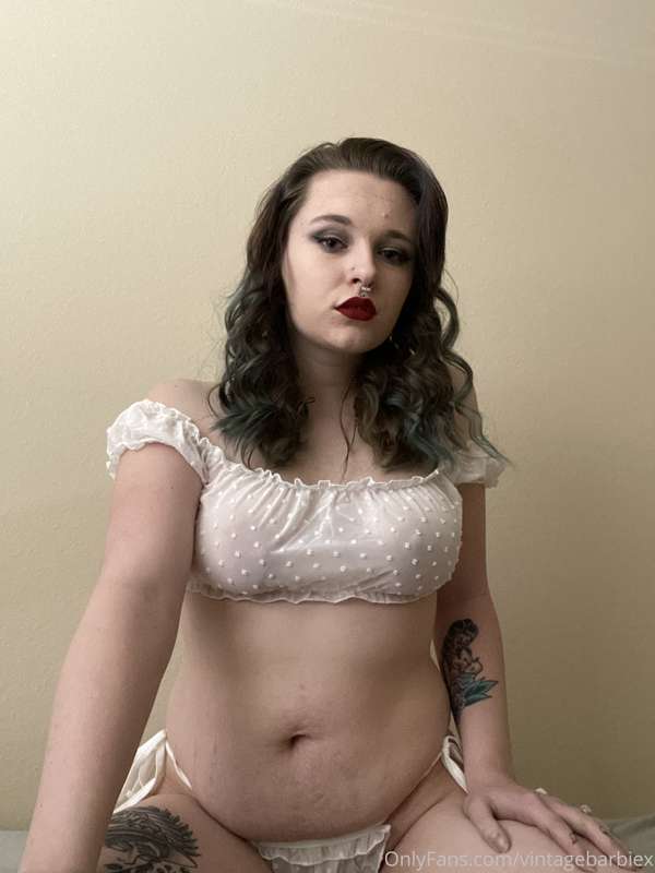This lingerie makes me feel chubby 🥺 1