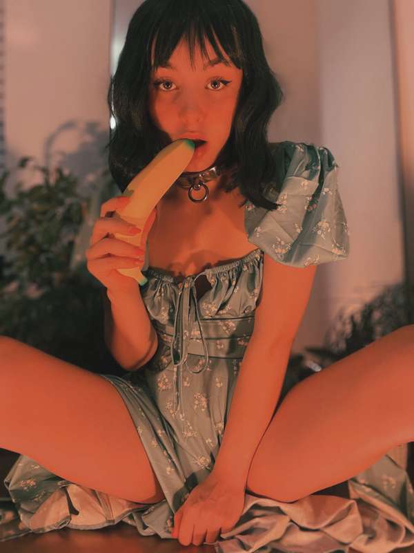 Introducing: Olive 🪴🫒🍌🥕👩🏻‍🌾🥒

Meėt my first OC!
She likes fr..