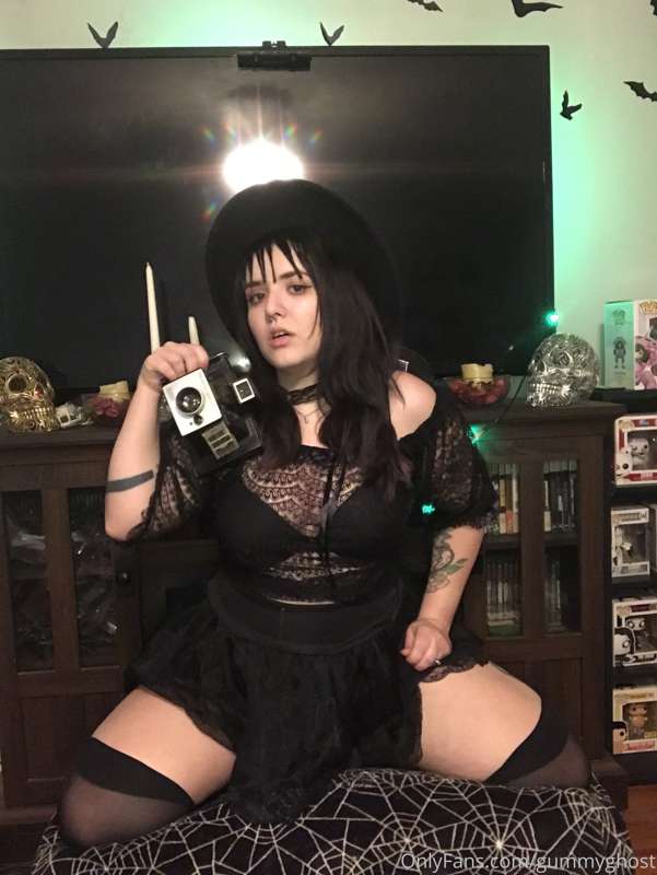 Lydia Deetz cosplay! Will you show me what’s under your shee.. 8