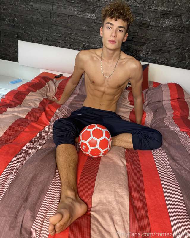 come and lick my feet 😈😏 7
