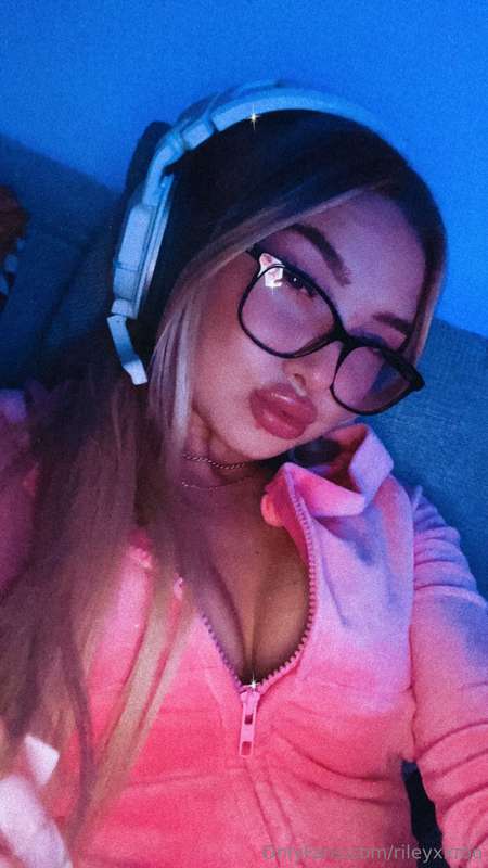 Gamer girlie mode: ON 🥰💗 1