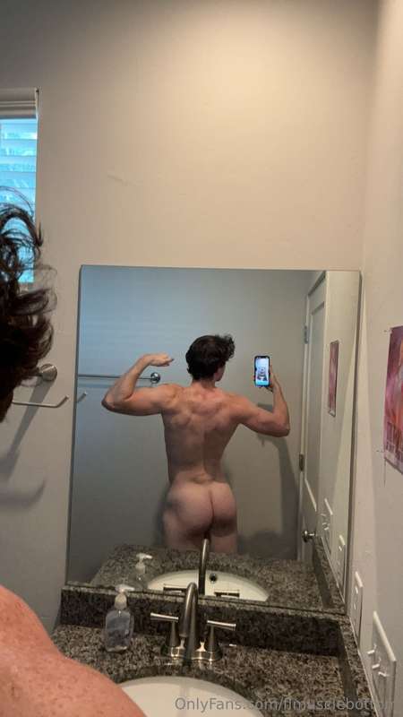 Lemme flex for you before we fuck
