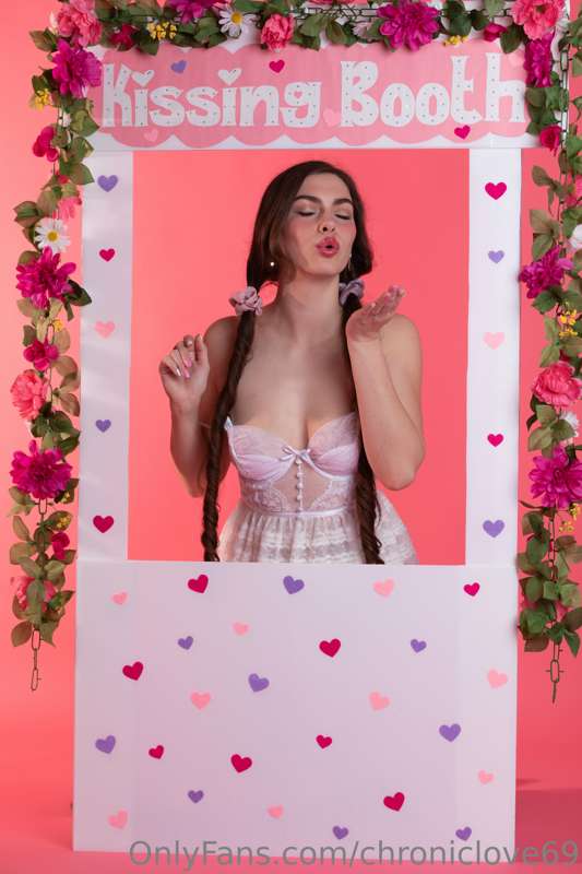 💋Welcome to my kissing booth!💋 Open for operation ;) Step on.. 3