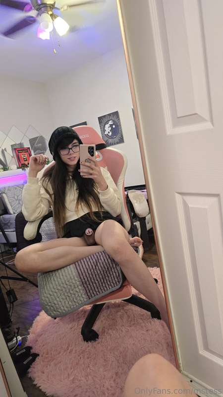 Wanna play with me and my little gooner clit? 🥺 11