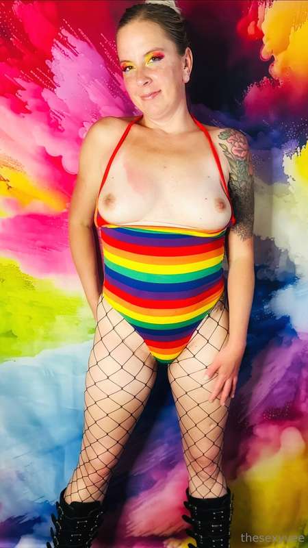 Sexy Sunday! Thought I would splash you with color and titti.. 1