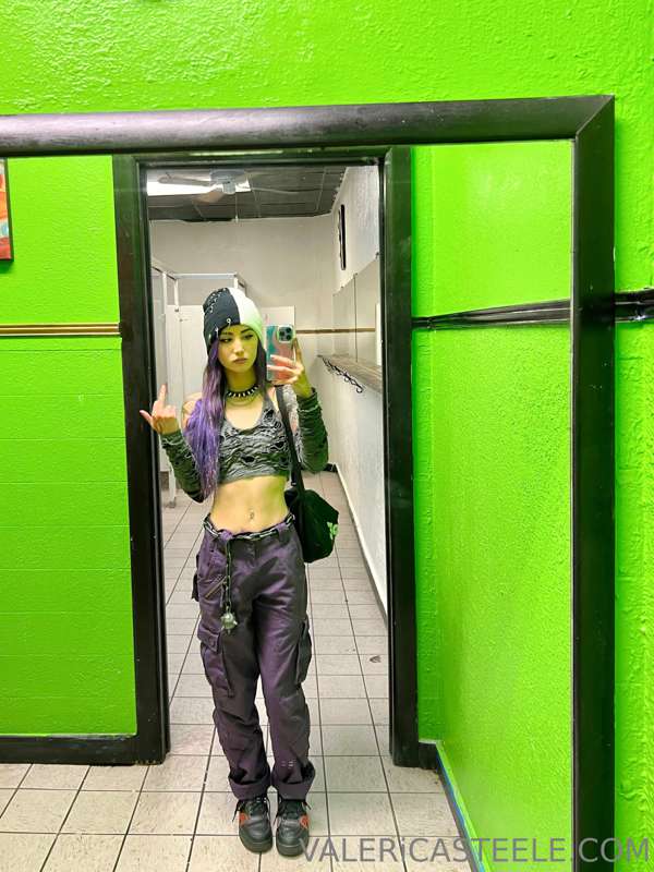 fuck me in the bathroom at the punk show? 💜 2
