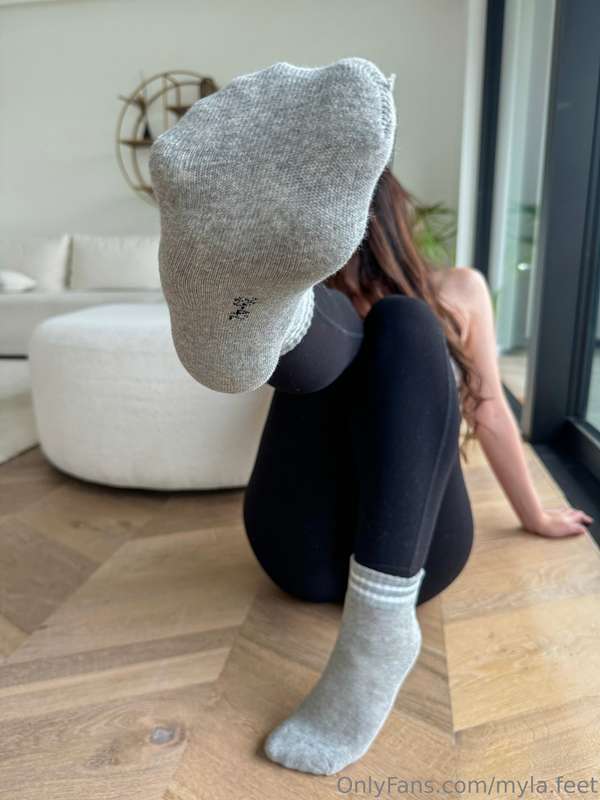 15 swipes and you get my barefeet on your face😏🧦 9