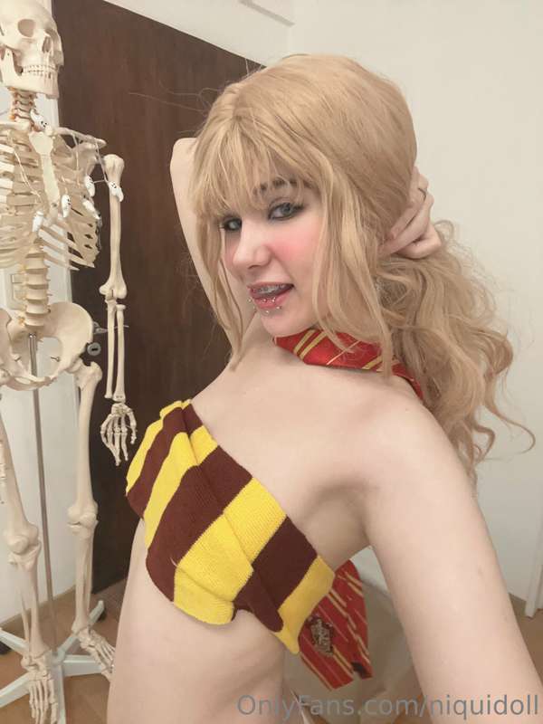 Hiii, I'm Hermione, wanna see some tricks? ❣️ I can put your.. 2