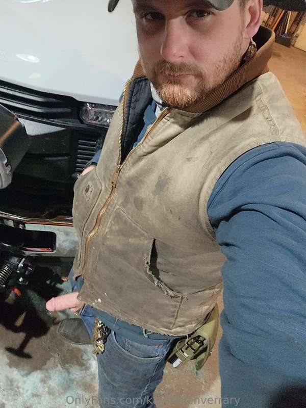 Suck my dick in the shop. I want those knees dirty and eyes ..