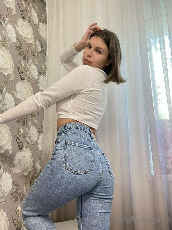 I love how my ass looks in these jeans. do you like it?😋 2