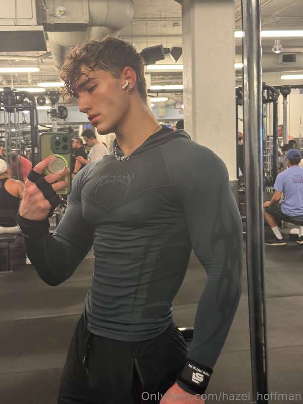 Does anyone else get horny at the gym? Because I’m getting h.. 1
