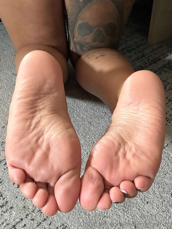Where are all my feet lovers at?😉 3