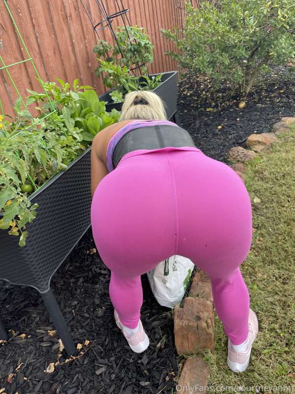 Gardening 🪴 @texasthighs for all hubby’s views 🔥 1
