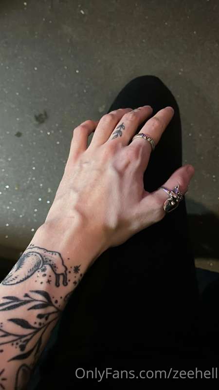 just some hand pics <3 1