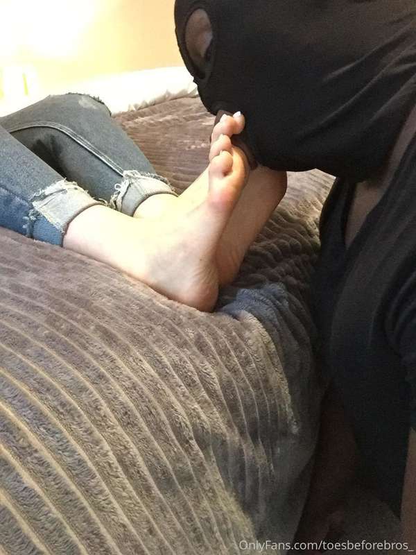 Seeing a beautiful foot model like @eva_rose_feet relaxed wh..
