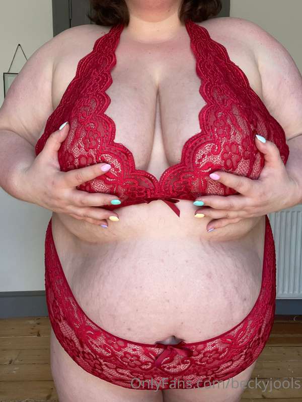 Lordy it’s hot today 🥵 too hot for clothes I think… 😉😘 2