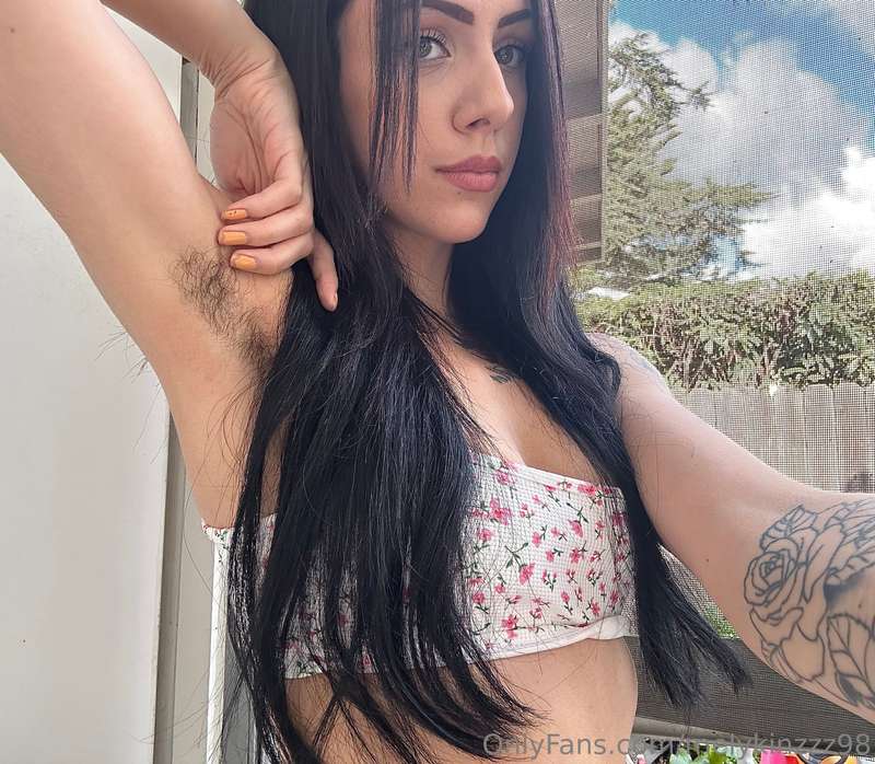 Do I make hairy legs look hot?🌸 3
