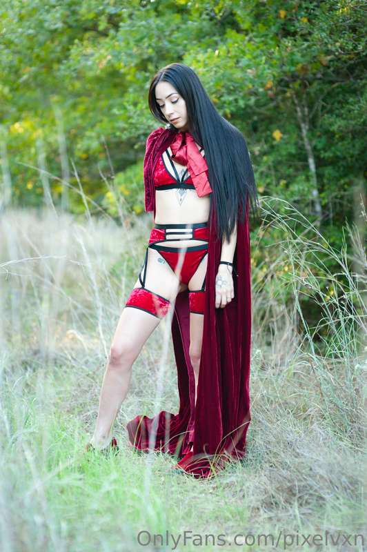 Little red riding into the weekend ♥️🖤 5