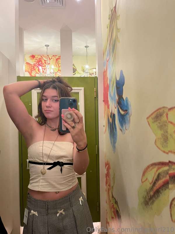 out shopping💸💸anyone wanna buy me a new cute outfit😏😏