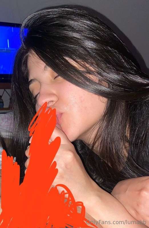 wanna see how I suck my first cock? 🥺 dm me rnn!!
