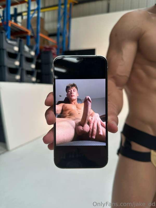 BONUS POST: a lil BTS from the shoot with @irish-x, the stud..