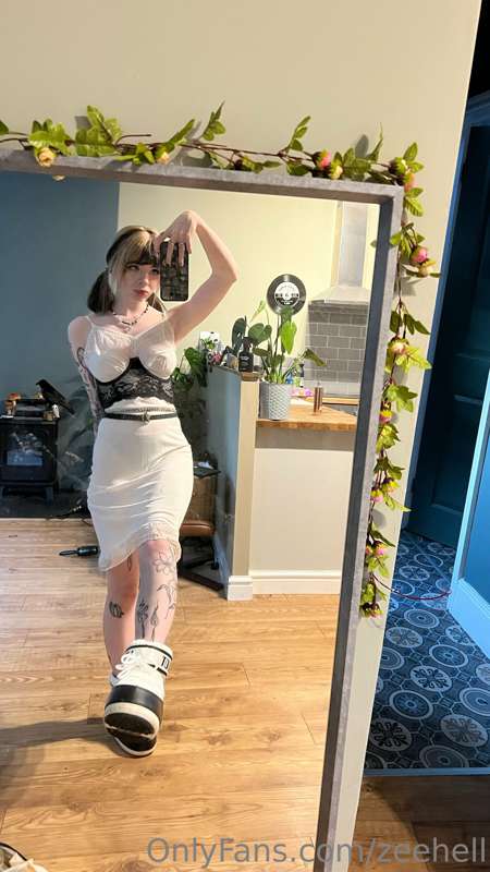 send me tips so i can get moon boots in every colour!!!!!! 13