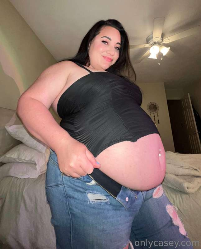 Big smiles today bc…
1) this belly is bigger than ever
2) lo.. 4