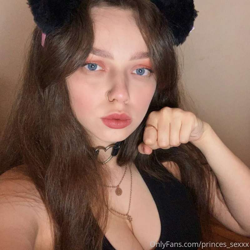 cute girl with dangerous thoughts 💥 write me?  @crazy_peach ..