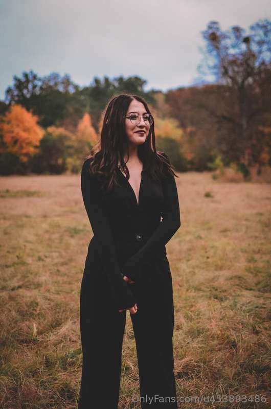 Soft autumn hues, a little mystery, and all eyes on me 🍂✨Thi..