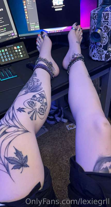 Do you like the way I painted my toes? 4