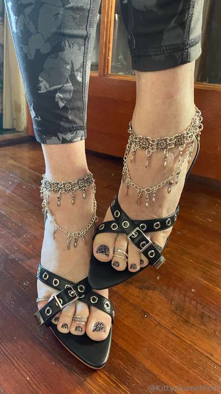 These shoes fit just right—snug in all the best ways. As muc.. 1