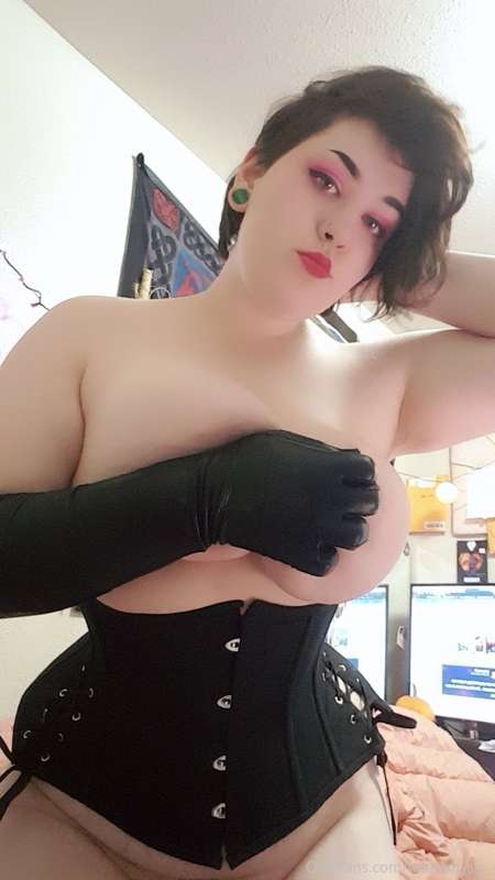 Goth mommy. ❤

I'm gonna take more lewds today. ❤❤❤ 9