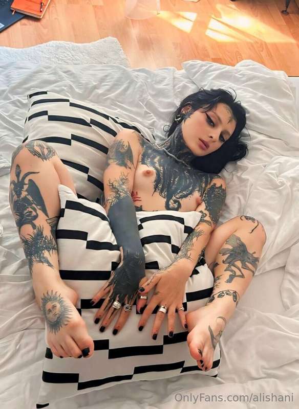 ## THIS CRAZY BITCH LOVES ANAL 🥵 @yo-landi_black Her juicy a..