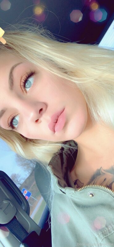 Working all day, so here’s a selfie incase you miss me❣️?