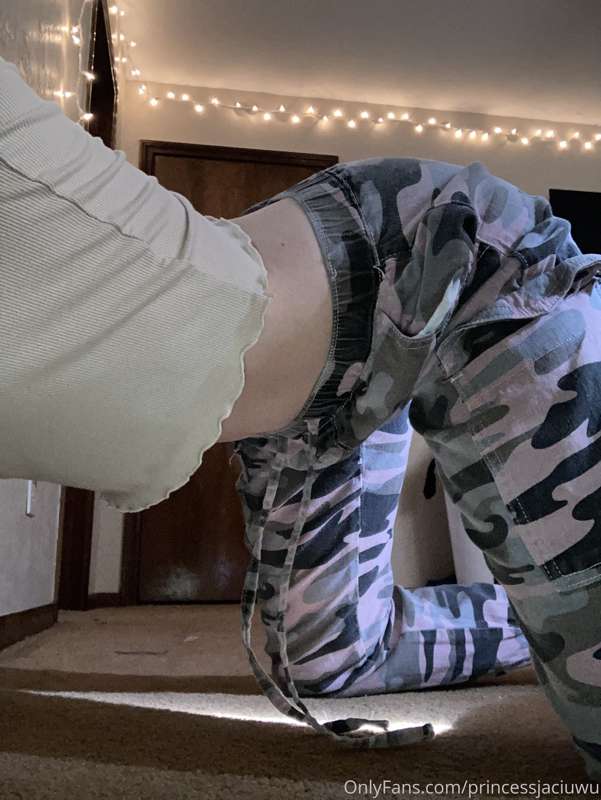 My skinny waist is so thin and pretty 😍 grab my hips baby 1