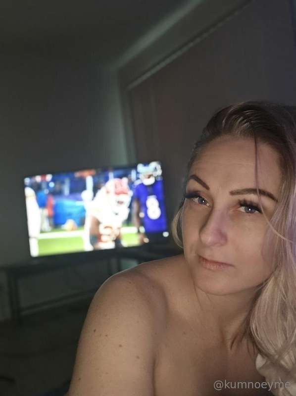 Who is watching the game 🏈