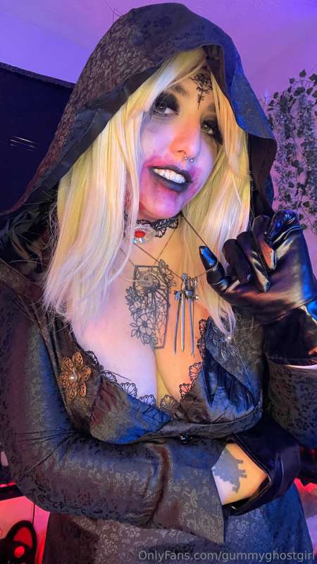 You’re my man thing now 🖤Bela Dimitrescu cosplay! 🪰🖤 pics an.. 3