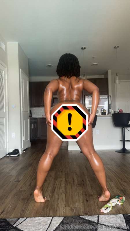 Body oiled up 💦 DM for the full video 😈😉