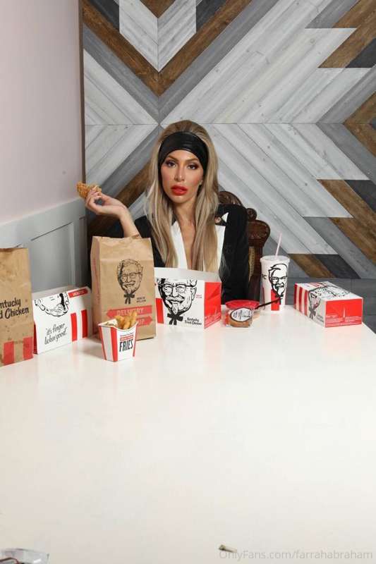 Spring Break KFC run 🍗😜

Happy Farrah Friday - check your DM..