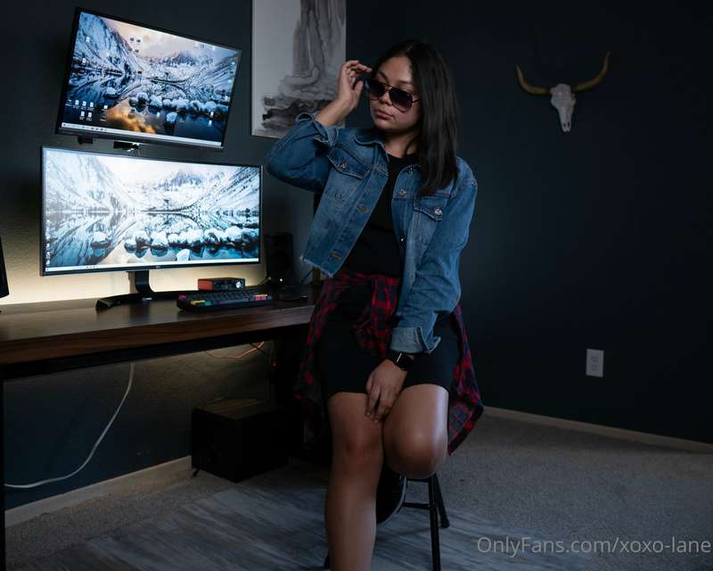 He noticed I was going commando so we fucked in his office 😈 4
