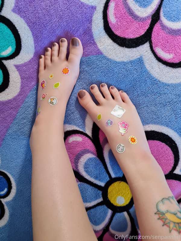 Stickers on my feet cause I'm a big baby! 🍼 4