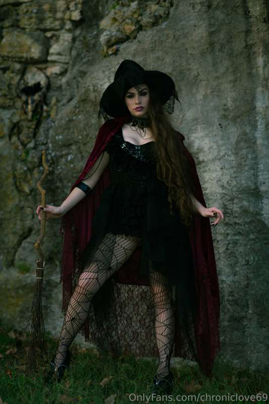Witchy Woman 
See how high she flies 🧙‍♀️🧹🧹 7
