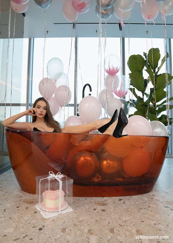 I'm smiling in a sexy lingerie, there’s a lot of balloons ar.. 2