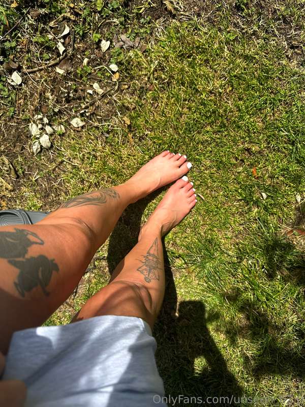 Pretty white toes 💖 in nature 💐 1