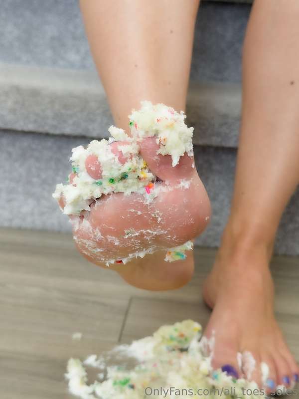 Cupcake smash 🤭 don't worry there still will be a horny hump.. 5