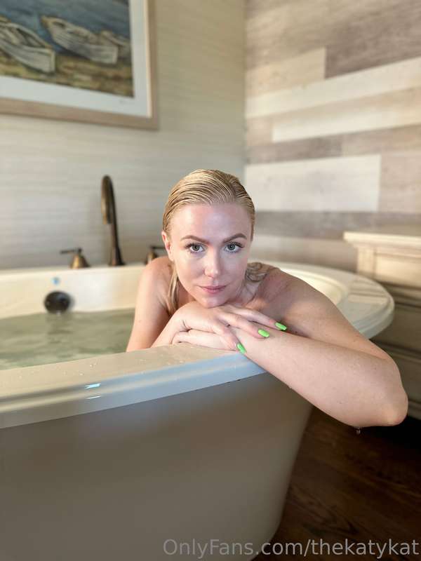 There might be room for 3 more in this tub! Who’s in?!