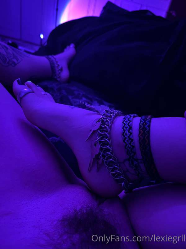 Would be kinda hot if you worshiped my feet after