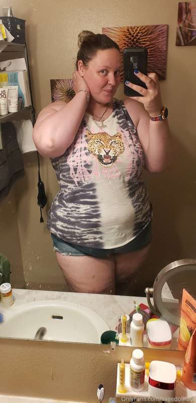 Showing off my thick thighs, pretty eyes and hourglass figur.. 2
